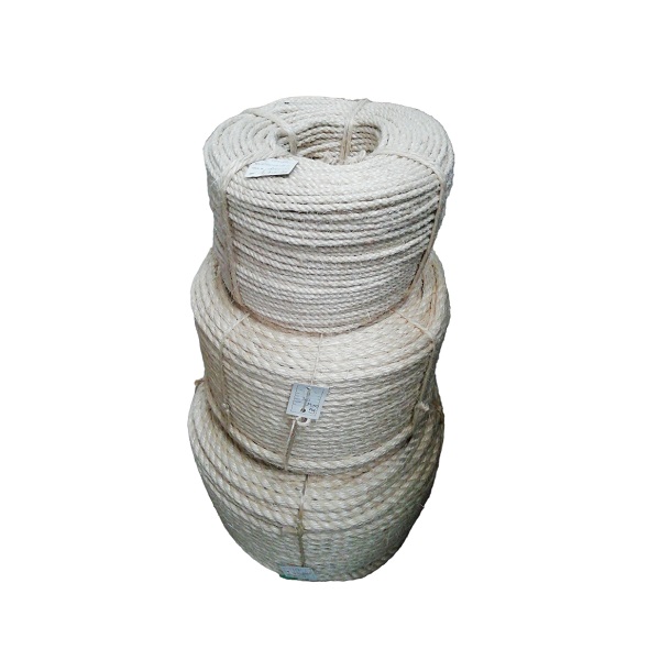 A corda de sisal é uma corda feita com fibras 100% naturais de sisal, biodegradável e mais resistente do que outras cordas naturais. Preço por quilo; Vendido ao rolo com +/- 220 Mts.