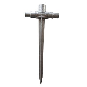 Estaca em tê de alumínio com rosca fêmea e ligação ao tubo de ambos os lados.